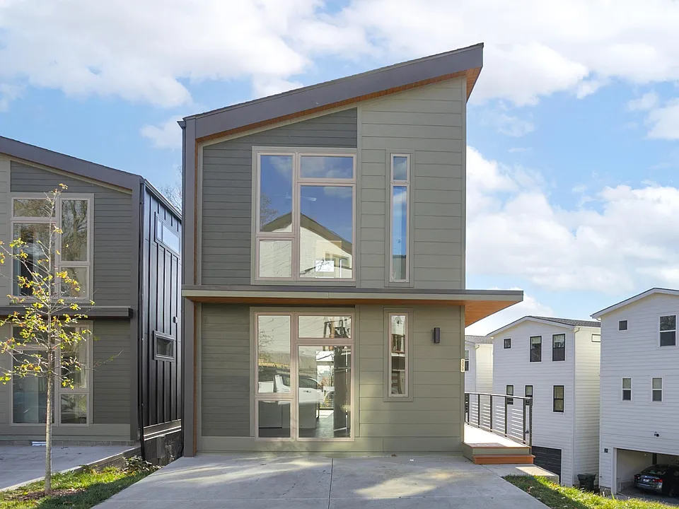3079 Edwin Cir