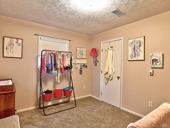 5th image of 790 Robert Pl