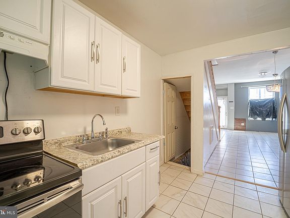 3rd image of 2960 N Mascher St