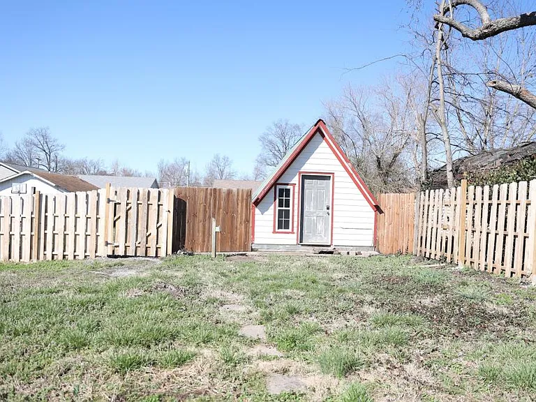 222 Dobson St — Photo 13
