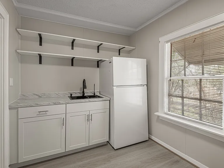 811 Sam Houston Ave #B — Photo 7