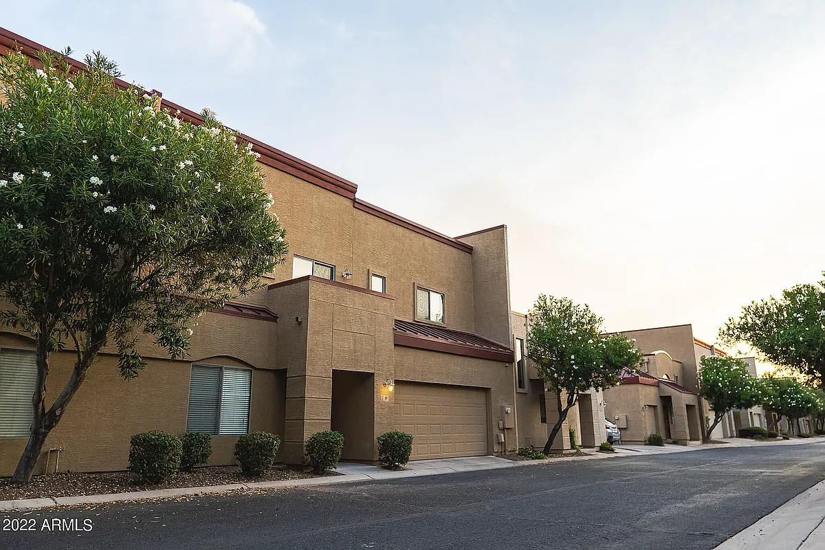 Building Photo - 1015 S Val Vista Dr