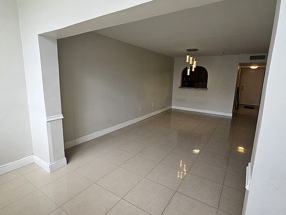 4th image of 1555 W 44th Pl APT 207C