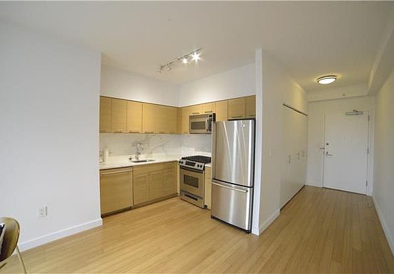 4th image of 100 W 39th St APT 35F