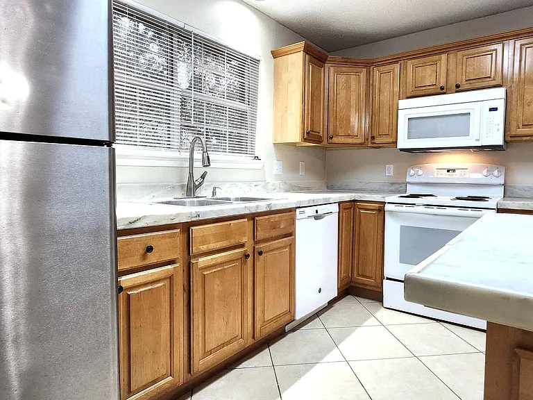 6808 Red Bud Ln — Photo 7