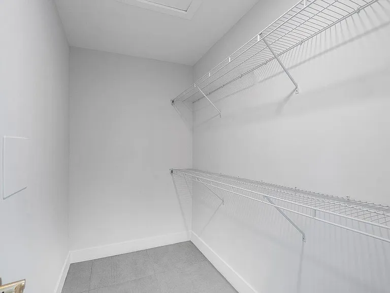 46 SW 9th Ave — Photo 17