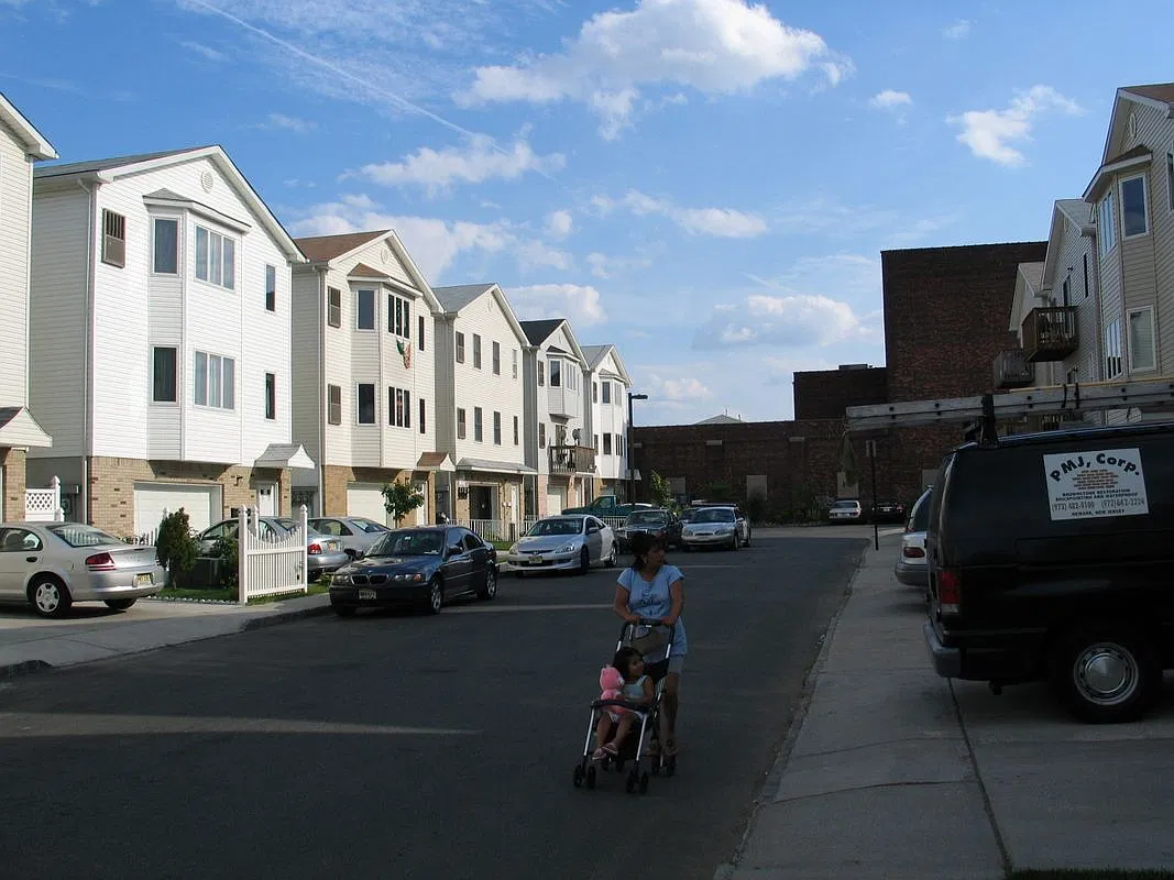 2 bed, 1.0 bath, 830 sqft, $2,100 — Photo 2