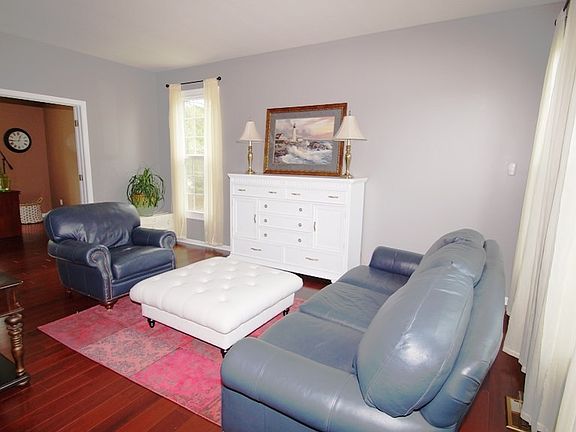 4th image of 20271 Ellsworth Dr