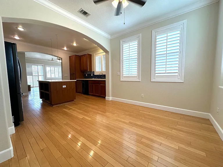 402 Albrecht St — Photo 8