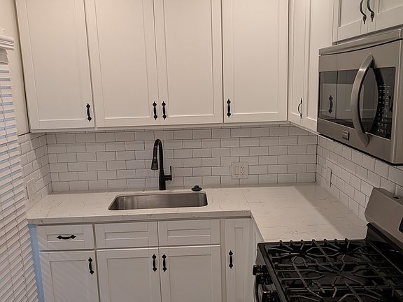 4th image of 2040 Argyle Ave #2040