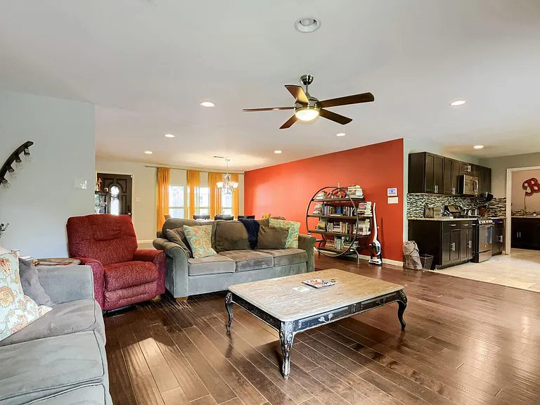 2606 Loyola Ln — Photo 3