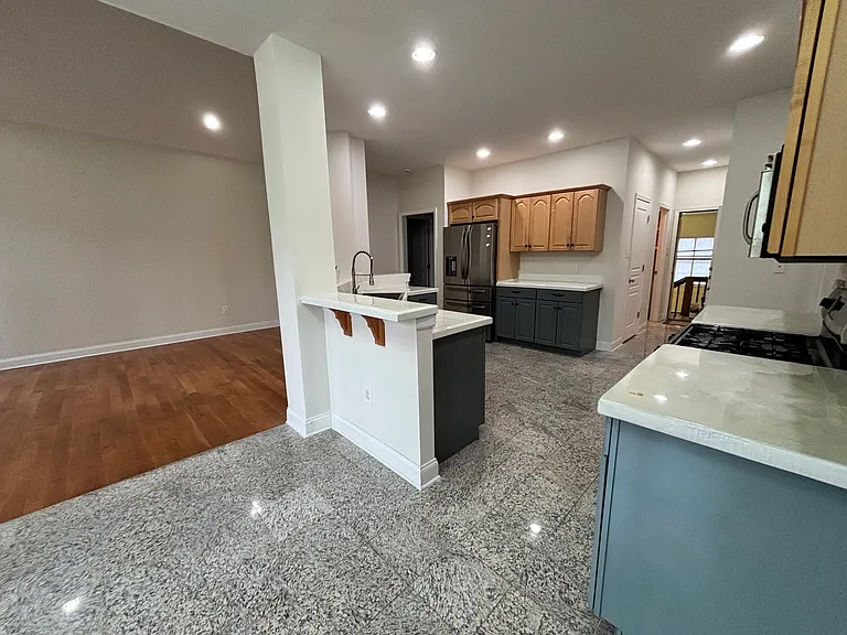 221 Rothesay Ln — Photo 10