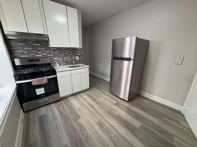 5712 Hudson Ave #10A — Photo 1