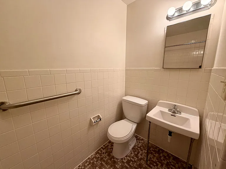 363 E Liberty St — Photo 9