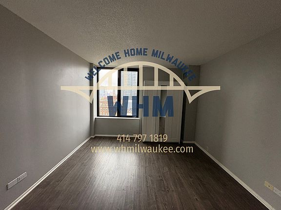 3rd image of 929 N Astor St Unit 1005