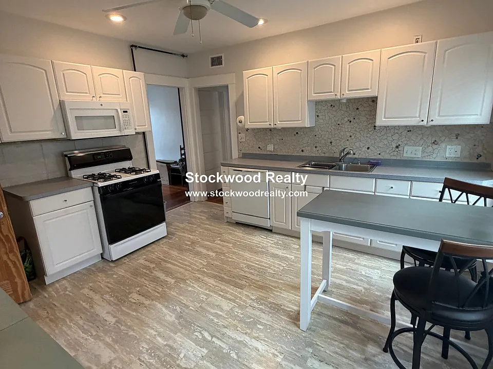 21 Lyon St #3