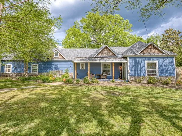 302 4th Ave SW, Gravette, AR 72736