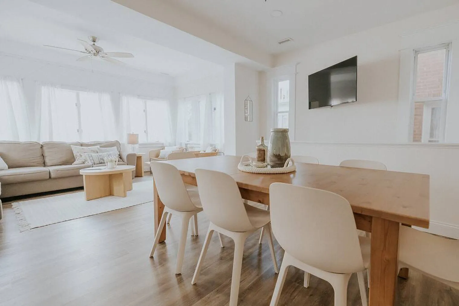 3 bed, 2.0 bath, 1097 sqft, $7,326 — Photo 2