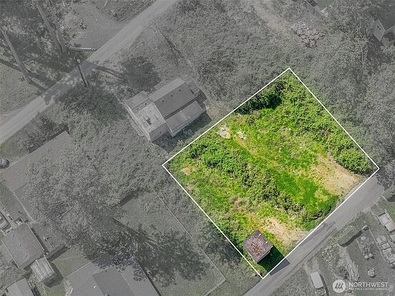 2nd image of 2329 NE Fruitland Drive