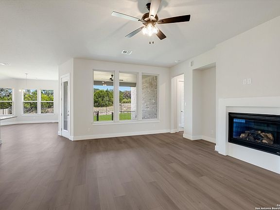 5th image of 370 Bridle Trail