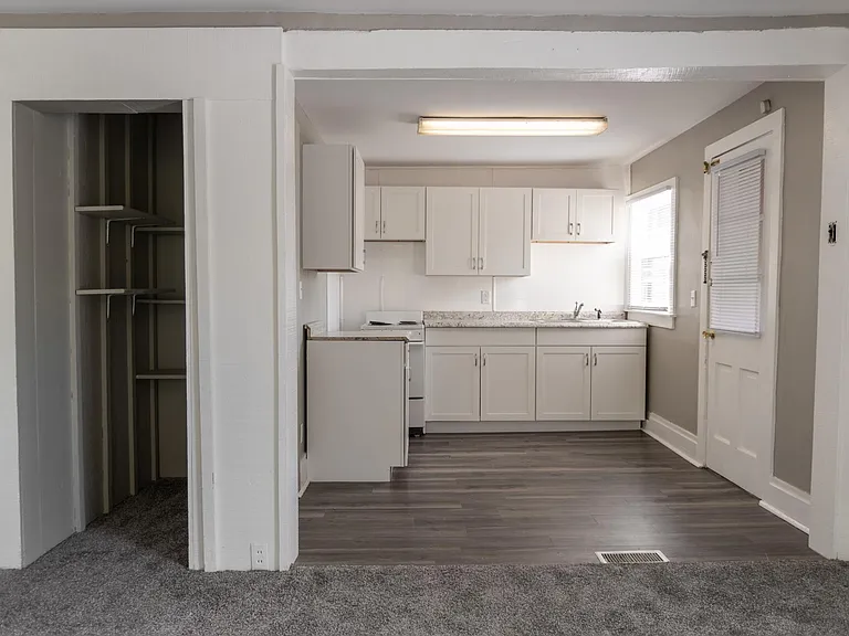930 Loree St #UPSTAIRS — Photo 1