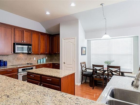 5th image of 1721 Castle Creek Dr