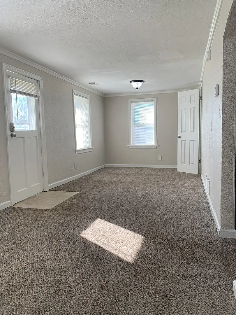 3 Bedroom- 2 Full Bathroom Single Family Home With Garage And Fenced In Yard! — Photo 3