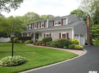 16 Cole Ct, Bayport, NY 11705