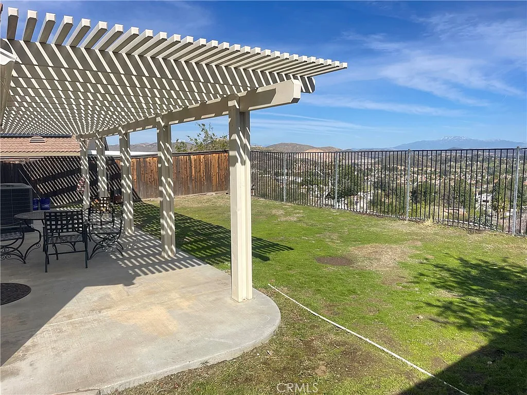 3 bed, 1342 sqft, $3,200 — Photo 2