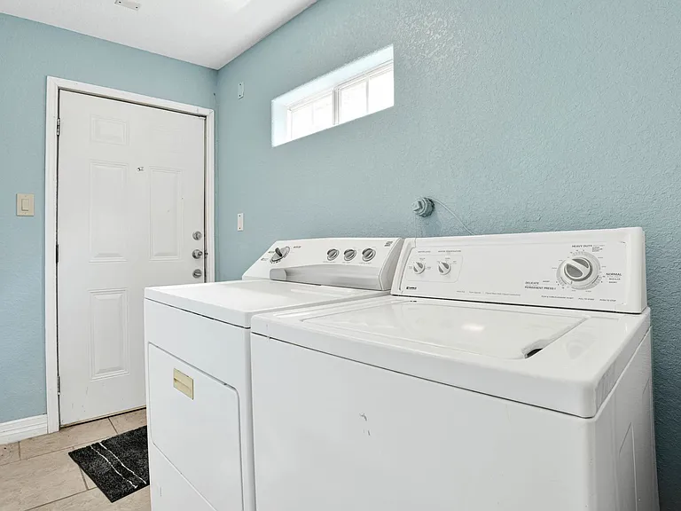 1615 W Commerce St — Photo 18