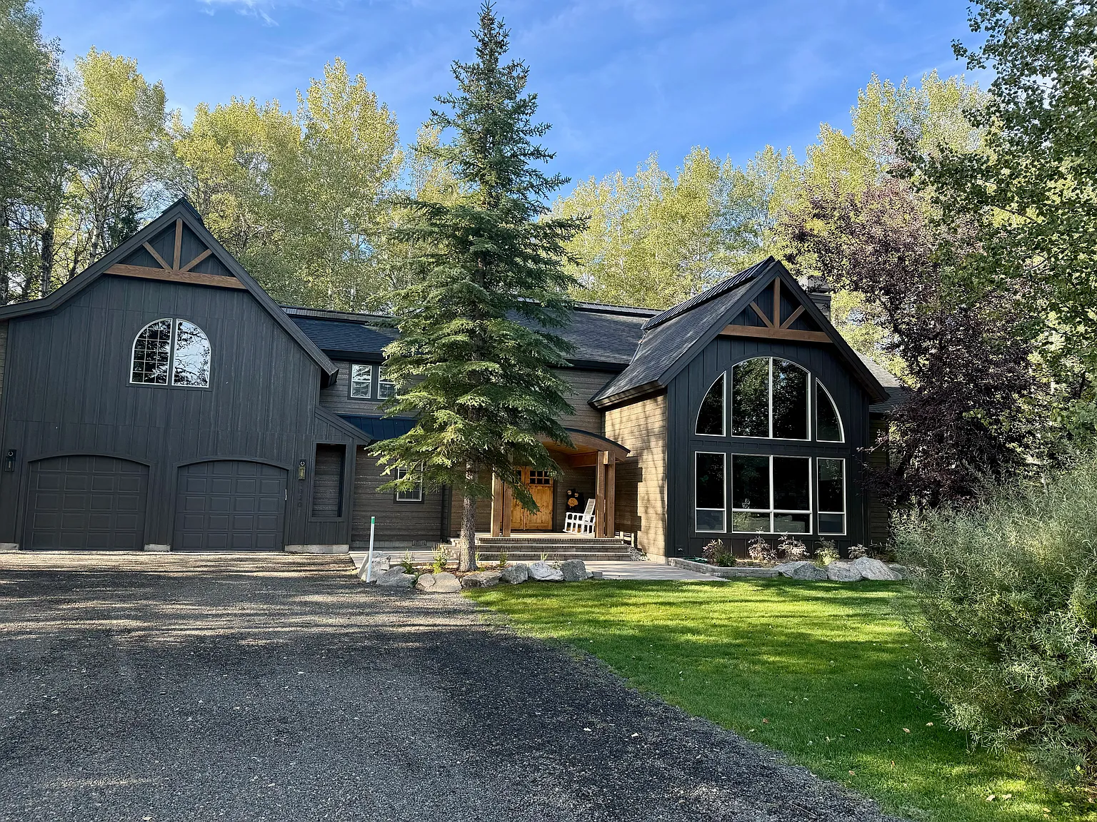 5 bed, 4107 sqft, $6,500 — Photo 1