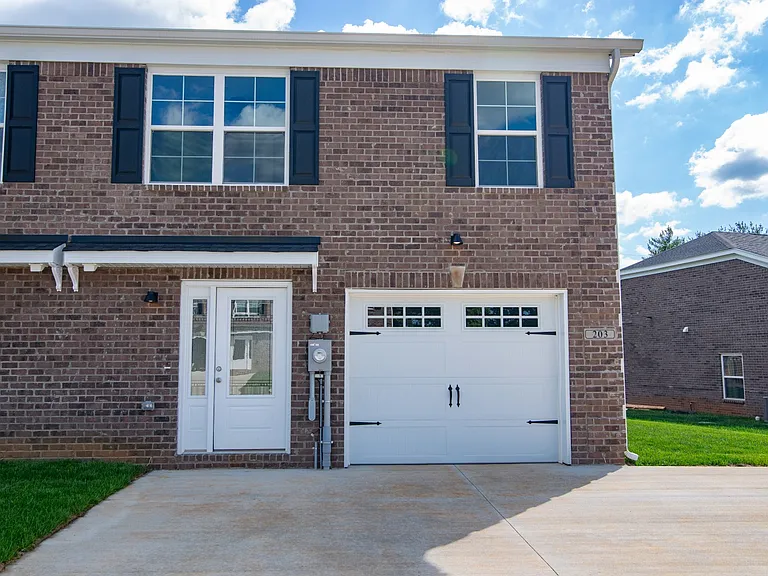 203 Dixon Cir — Photo 2