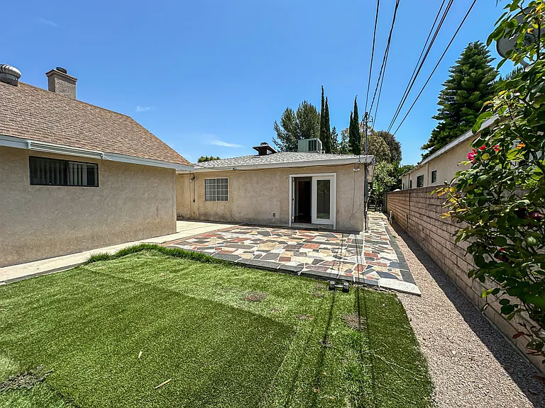 7353 Yarmouth Ave — Photo 14