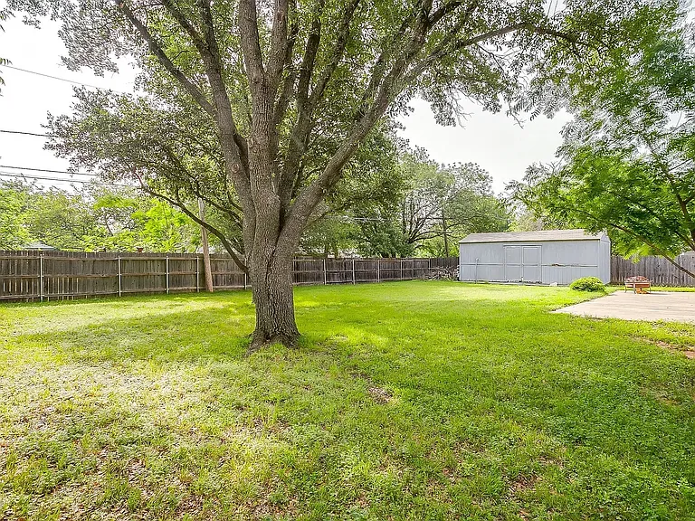 517 Post Oak Ln — Photo 10