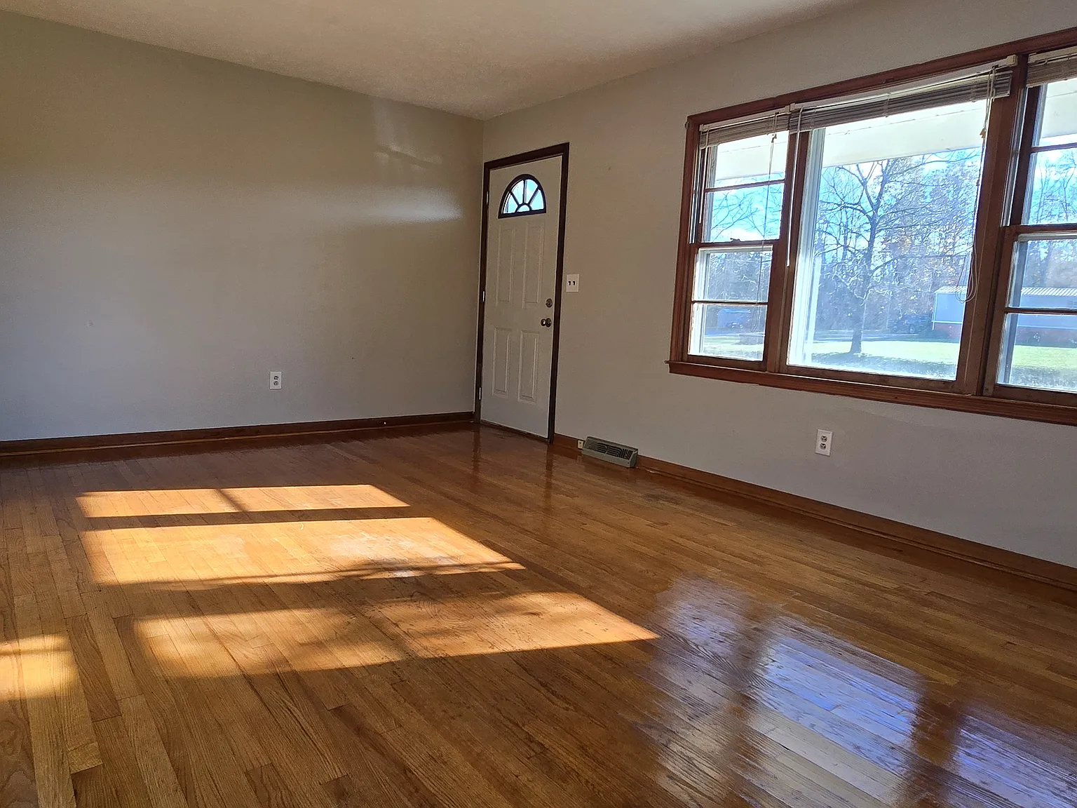 3 bed, 1033 sqft, $1,600 — Photo 3