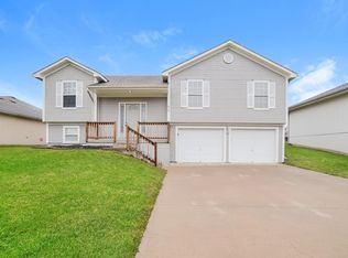 614 SW Creek Ridge Dr, Grain Valley, MO 64029