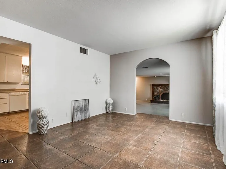 6445 S 32nd St — Photo 3