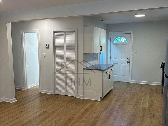 3rd image of 906 Hill Top Dr