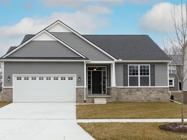 8676 Sawgrass Ln, White Lake, MI 48386