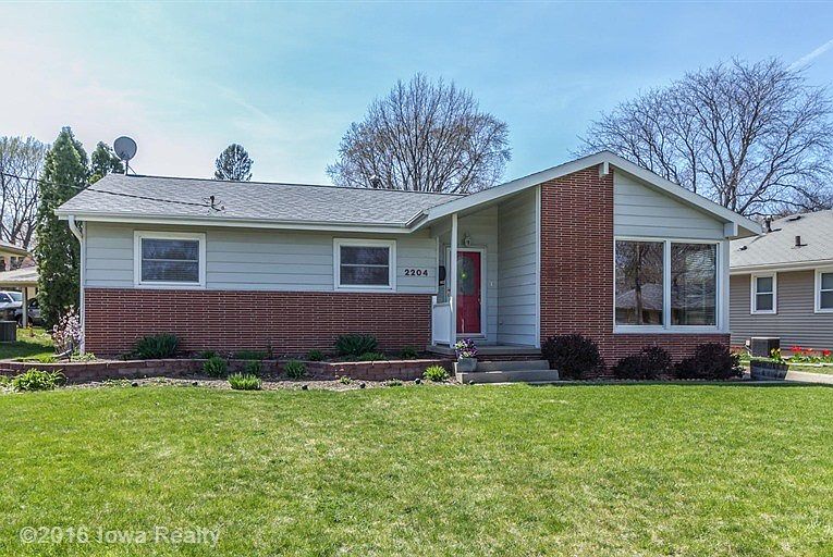 1st image of 2204 Meadow Ln