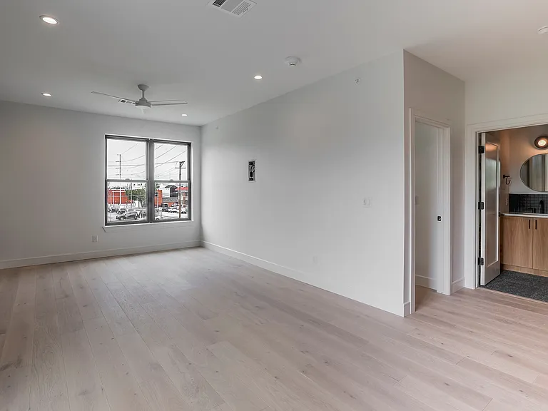 309 W Daggett Ave #207 — Photo 7