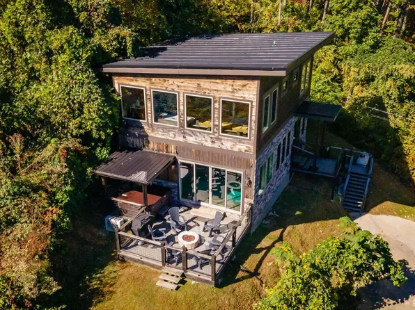 869 Chestnut Dr, Gatlinburg, TN 37738