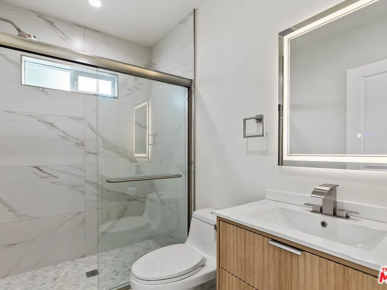 6930 Babcock Ave — Photo 7