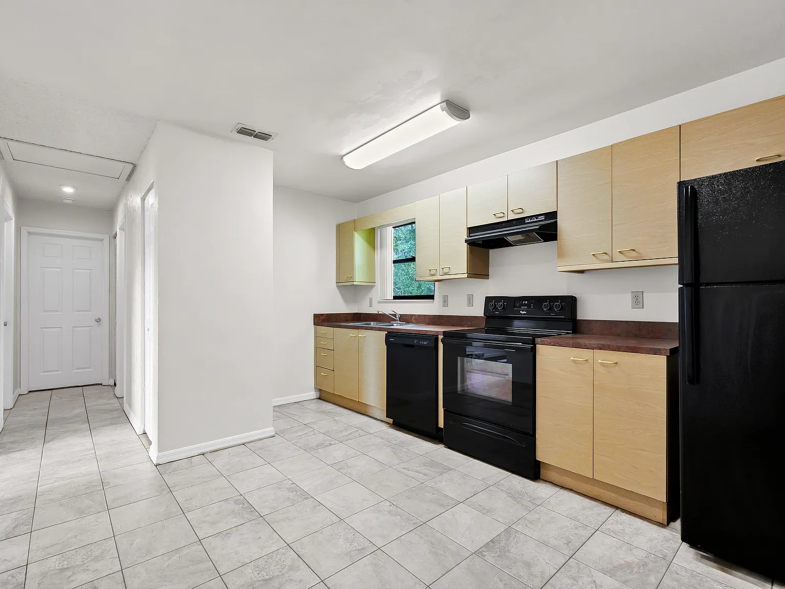 2 bed, 1.5 bath, 900 sqft, $1,295 — Photo 2