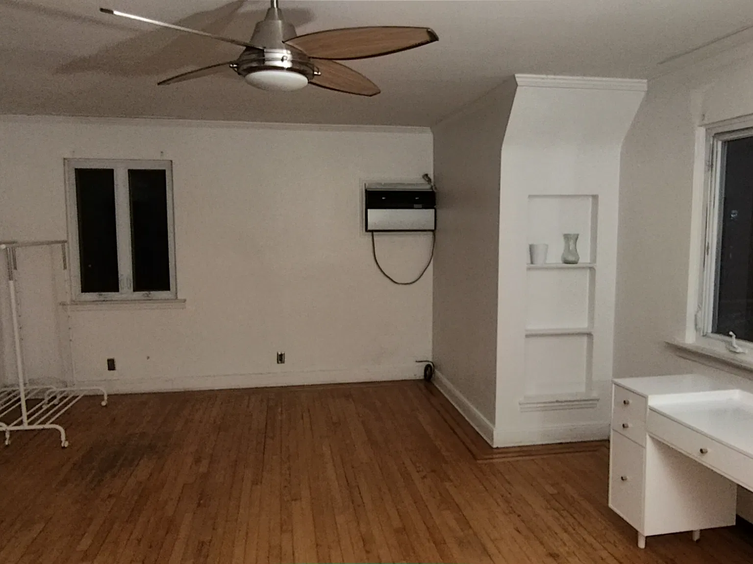 3 bed, 300 sqft, $1,200 — Photo 2