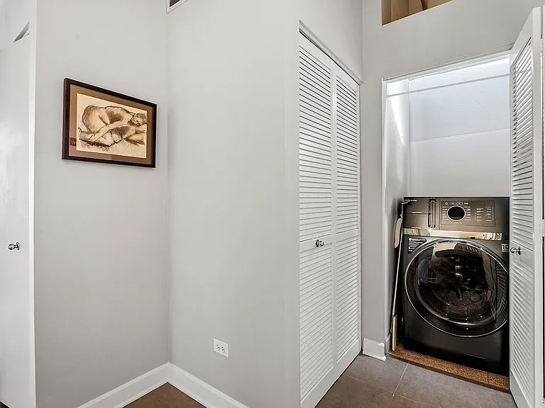Entry way with dual washer/dryer unit
