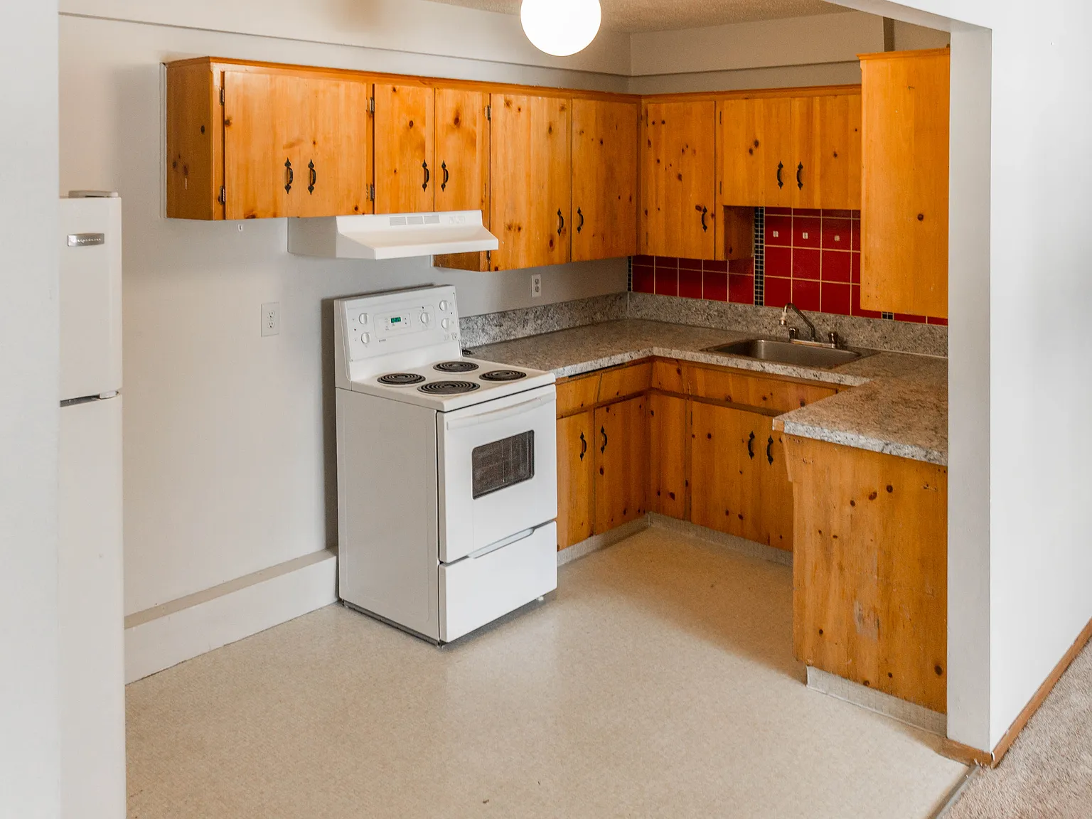 Cozy 2 Bed/1 Bath Lower Unit Across From Golf Course In A Quiet Building! — Photo 4