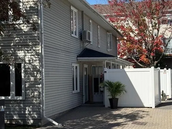 1033 Cummings Ave #E, Ottawa, ON K1J 9K7