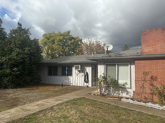 2nd image of 3026 NE Douglas Ave
