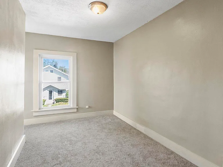 828 Forest Ave — Photo 22